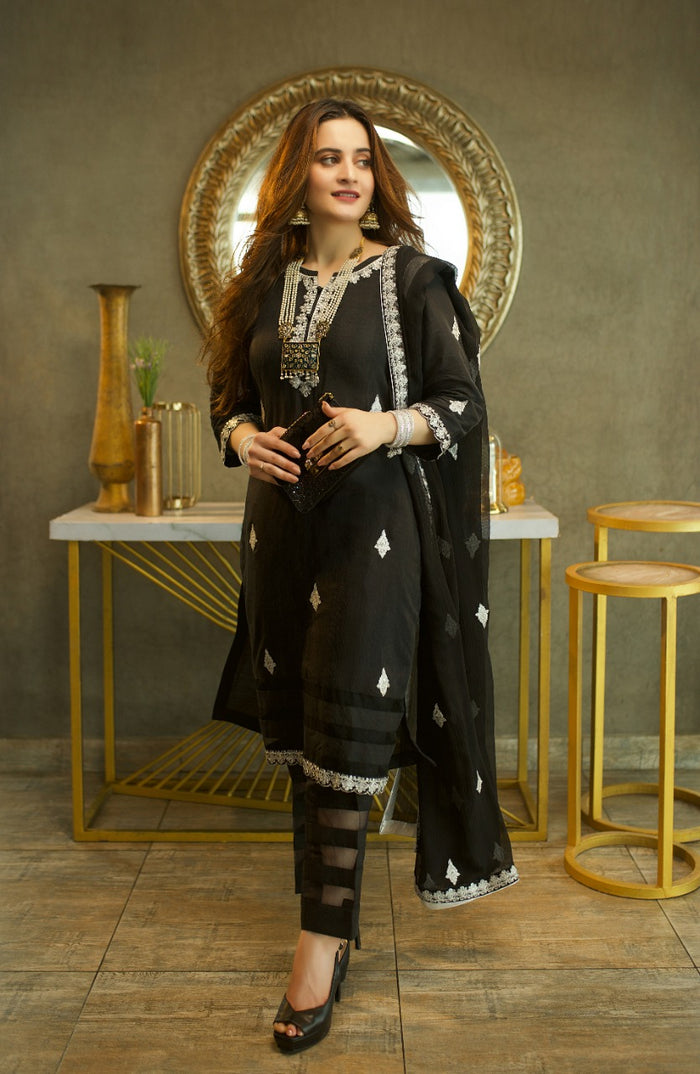 Esmeray - Aiman Minal Closet