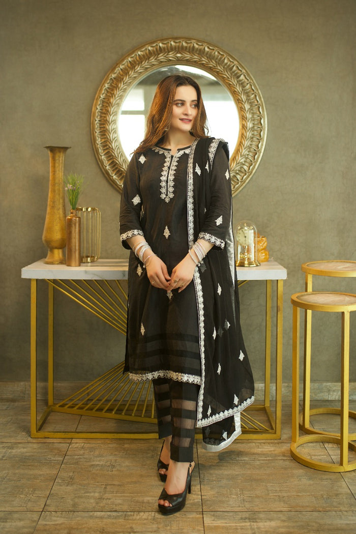 Esmeray - Aiman Minal Closet