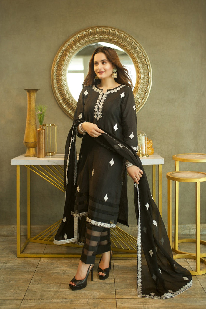 Esmeray - Aiman Minal Closet